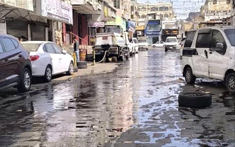 انفجار منهل يهدد الصحة العامة في كريتر وسط غياب الجهات المعنية