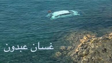 انقلاب سيارة إلى البحر في المكلا