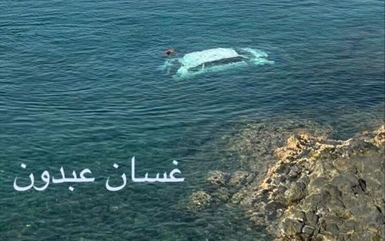 انقلاب سيارة إلى البحر في المكلا