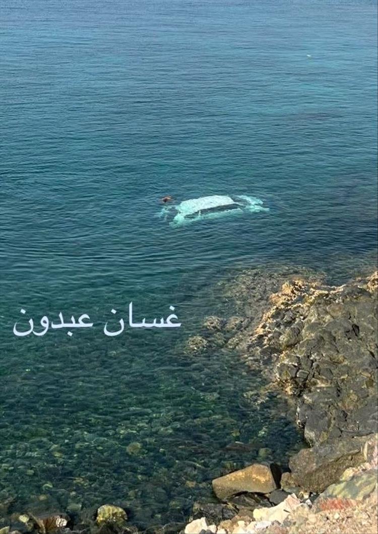 انقلاب سيارة إلى البحر في المكلا