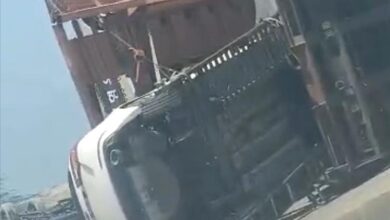 انقلاب قاطرة محمّلة بسيارات طابقين عند مدخل عدن دون تسجيل إصابات