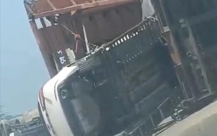 انقلاب قاطرة محمّلة بسيارات طابقين عند مدخل عدن دون تسجيل إصابات