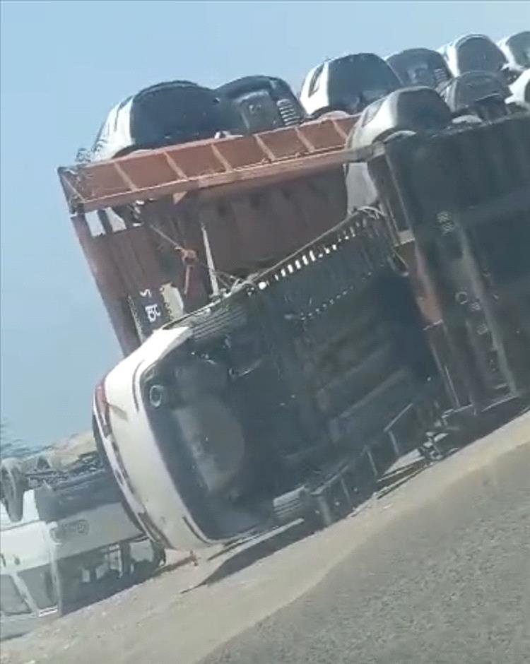 انقلاب قاطرة محمّلة بسيارات طابقين عند مدخل عدن دون تسجيل إصابات