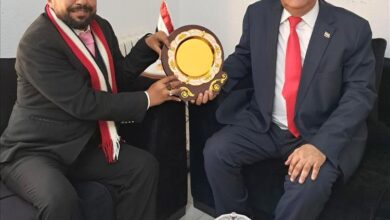 باحبيب يكرم الأديب مجيب الرحمن بدرع السفارة في تونس