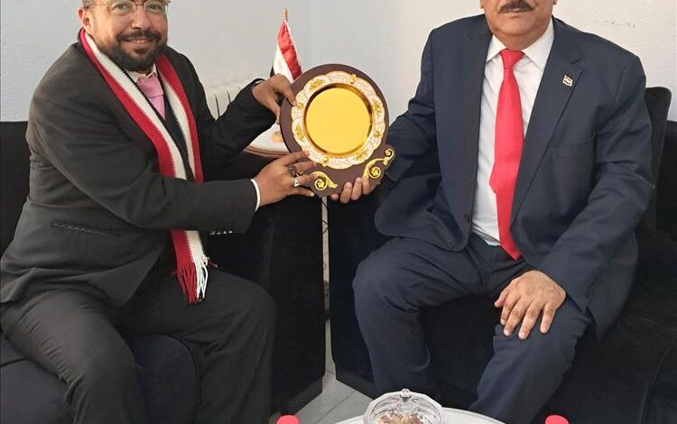 باحبيب يكرم الأديب مجيب الرحمن بدرع السفارة في تونس