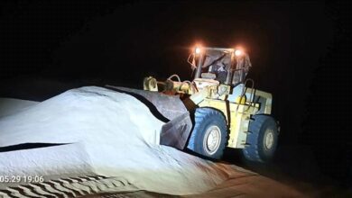 بتوجيهات محافظ شبوة.. إزاحة الرمال وفتح الطريق الساحلي في منطقة عرقة بمديرية رضوم