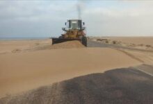 بدء أعمال الصيانة وإزاحة الرمال بالطريق الدولي المكلا - عدن