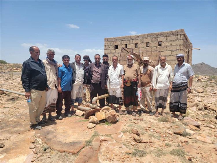 بدعم منظمة كير:- مدير عام قعطبة يتفقد مشروع مياه قريتي المدرج والجرب، بمريس.