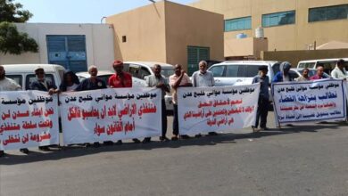 تأجيل النظر في قضية الأراضي التعويضية لعمال موانئ عدن... ووقفة احتجاجية تواصل الضغط لإنصافهم بعد 33 عامًا من المعاناة