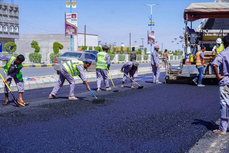 تدشين مشروعي سفلتة مقطع جديد بشارع الشهيد قطن بعتق وصيانة شوارعها