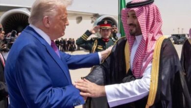 ترامب يحظى باستقبال ملكي في الرياض... ومقاتلات F-15 ترافق "إير فورس وان"