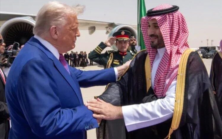 ترامب يحظى باستقبال ملكي في الرياض... ومقاتلات F-15 ترافق "إير فورس وان"