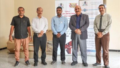 تربية ساحل حضرموت تتسلم مساهمة مؤسسة الصندوق الخيري للطلاب المتفوقين من الأثاث المدرسي