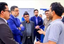 تصاعد الجدل بين الحكومة والمجلس الانتقالي.. رئيس الوزراء من عدن: كفى توظيفاً سياسياً لمعاناة الناس