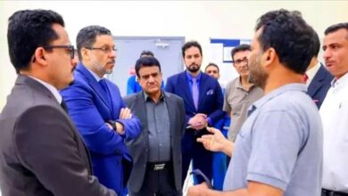 تصاعد الجدل بين الحكومة والمجلس الانتقالي.. رئيس الوزراء من عدن: كفى توظيفاً سياسياً لمعاناة الناس