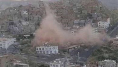 تعز.. ميليشيات الحوثي تستهدف أحياء سكنية شمال المدينة وتفجر منزل مواطن في الشَّقَب