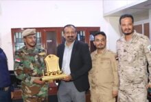 تقديرا لجهوده في خدمة اسر الشهداء والجرحى.. قائد اللواء دعم أمني يكرم الوكيل النوبة