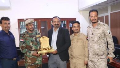 تقديرا لجهوده في خدمة اسر الشهداء والجرحى.. قائد اللواء دعم أمني يكرم الوكيل النوبة