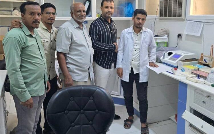 تقديم جهاز الطيف الضوئي لتحليل كيمياء الدم لمستشفى الجحي بدوعن