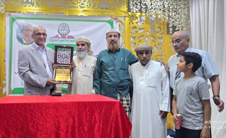 تكريم البروفيسور قاسم الأصبحي تقديرًا لجهوده الإنسانية في عدن