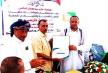 تكريم مدير مكتب الخدمة المدنية والتأمينات بالمهرة "التميمي " بمناسبة عيد العمال العالمي الأول من مايو