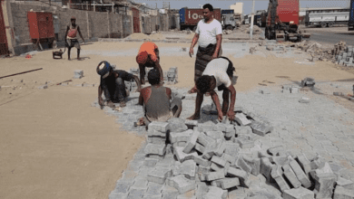 تواصل العمل في مشروع الرصف الحجري بمنطقة الدرين
