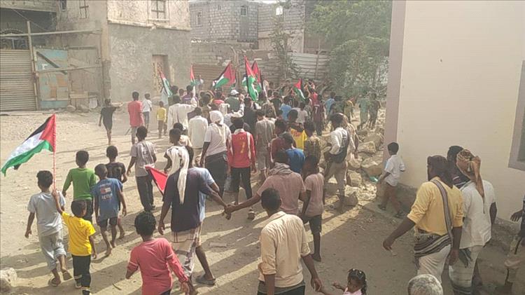 تواصل الوقفات التضامنية مع الشعب الفلسطيني في مديرية خنفر بمحافظة أبين