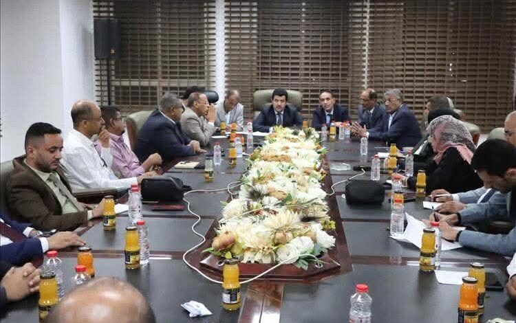 جمعية البنوك اليمنية تنتخب قيادة جديدة برئاسة الدكتور أحمد بن سنكر، والأستاذ حاشد الهمداني أمينًا عامًا، وتعتمد عدن مقرًا رئيسيًا لأعمالها
