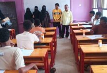جمعية نهضة المسيمير تقوم بتوزيع المياه والعصائر للطلاب بمركز إمتحان ثانوية مجمع الفتح بالمسيمير خنفر