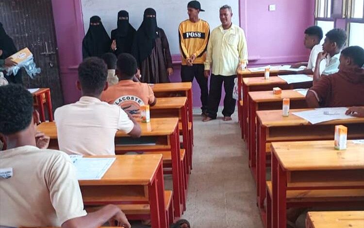 جمعية نهضة المسيمير تقوم بتوزيع المياه والعصائر للطلاب بمركز إمتحان ثانوية مجمع الفتح بالمسيمير خنفر