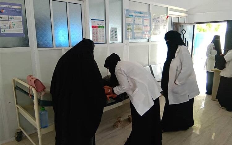 جهود مستشفى زنجبار في استقبال حالات الإسهال والحميات رغم شح الإمكانيات