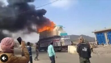 حادثة مروعة في الضالع: وفاة شاب احتُرق أثناء محاولته رفع أسلاك كهرباء لمرور شاحنة مفروشات