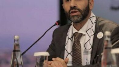 حميد الأحمر يطالب الرئيس العليمي بإقالة وزير في الحكومة!