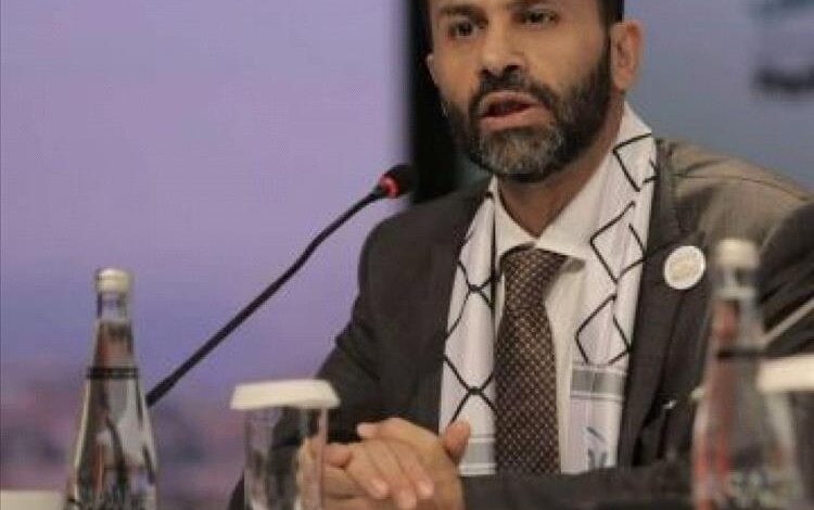 حميد الأحمر يطالب الرئيس العليمي بإقالة وزير في الحكومة!