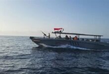 خفر السواحل يتسلم مهربين يعملون لصالح ميليشيا الحوثي قادمين من إيران