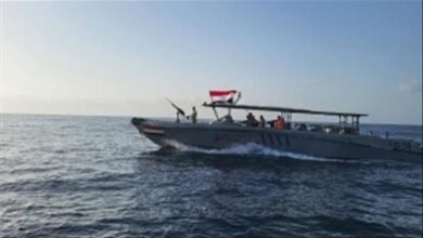 خفر السواحل يتسلم مهربين يعملون لصالح ميليشيا الحوثي قادمين من إيران