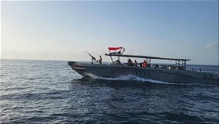 خفر السواحل يتسلم مهربين يعملون لصالح ميليشيا الحوثي قادمين من إيران