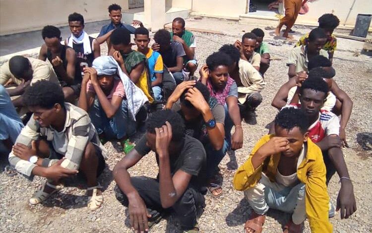 خفر السواحل يلقي القبض على قارب محمّل بمهاجرين غير شرعيين بالقرب من باب المندب