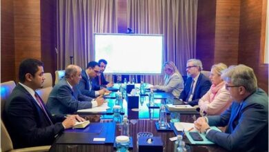 رئيس الوزراء يبحث مع وفد أوروبي رفيع دعم اليمن اقتصادياً وتعزيز أمن الملاحة الدولية