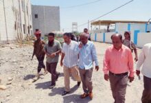 رئيس انتقالي أبين يزور مستشفى زنجبار ومركز العزل الصحي