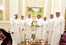 رئيس جامعة المهرة يقدّم درع الجامعة لرئيس أمناء الجامعة الدولية تقديراً لاستضافة المؤتمر العام الـ57 لاتحاد الجامعات العربية.