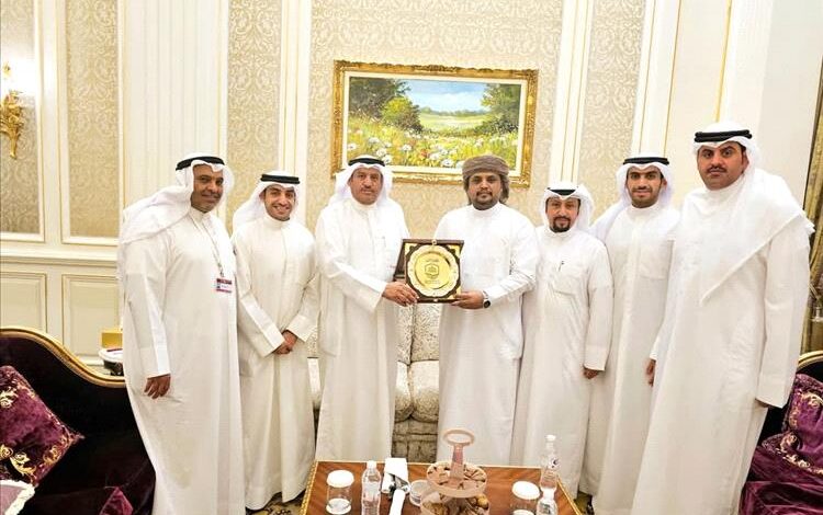 رئيس جامعة المهرة يقدّم درع الجامعة لرئيس أمناء الجامعة الدولية تقديراً لاستضافة المؤتمر العام الـ57 لاتحاد الجامعات العربية.