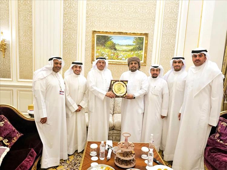 رئيس جامعة المهرة يقدّم درع الجامعة لرئيس أمناء الجامعة الدولية تقديراً لاستضافة المؤتمر العام الـ57 لاتحاد الجامعات العربية.