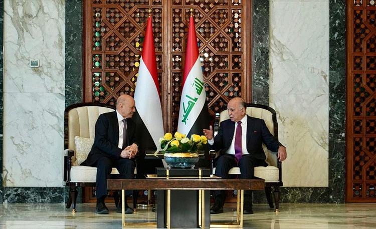 رئيس مجلس القيادة يصل بغداد للمشاركة في اعمال القمتين العربيتين العادية والتنموي