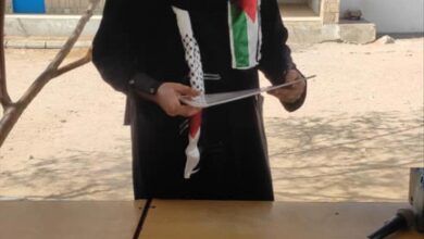 رئيسة قسم المرأة والطفل في انتقالي مودية تكرم الطالبات المتفوقات في مدرسة القوز للبنات