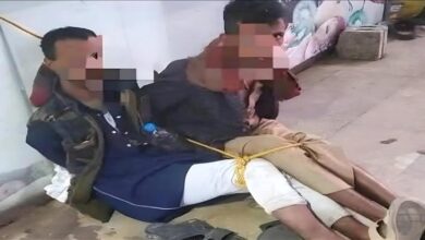 سرقة أحذية المصلّين تثير سخطاً شعبياً واسعاً.. وربط اللصوص أمام المسجد