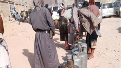 شبوة.. أزمة الغاز المنزلي تتفاقم عقب إغلاق محطات تعبئة المركبات في "عتق"