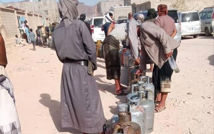 شبوة.. أزمة الغاز المنزلي تتفاقم عقب إغلاق محطات تعبئة المركبات في "عتق"