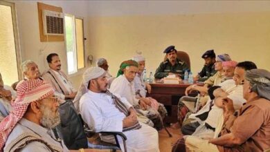 شرطة حورة ووادي العين تعقد اجتماعًا مع المشائخ والاعيان وعقال الحارات