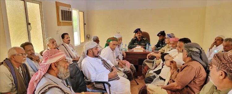 شرطة حورة ووادي العين تعقد اجتماعًا مع المشائخ والاعيان وعقال الحارات